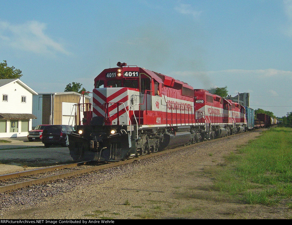 WSOR 4011 along with 4010 and 4005 powers T003 out of town near Memorial Dr.